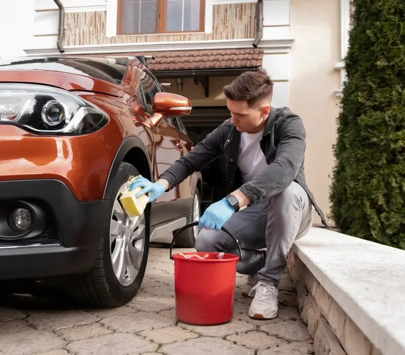 Lavage auto à domicile Mernel : professionnel intervenant sur un véhicule
